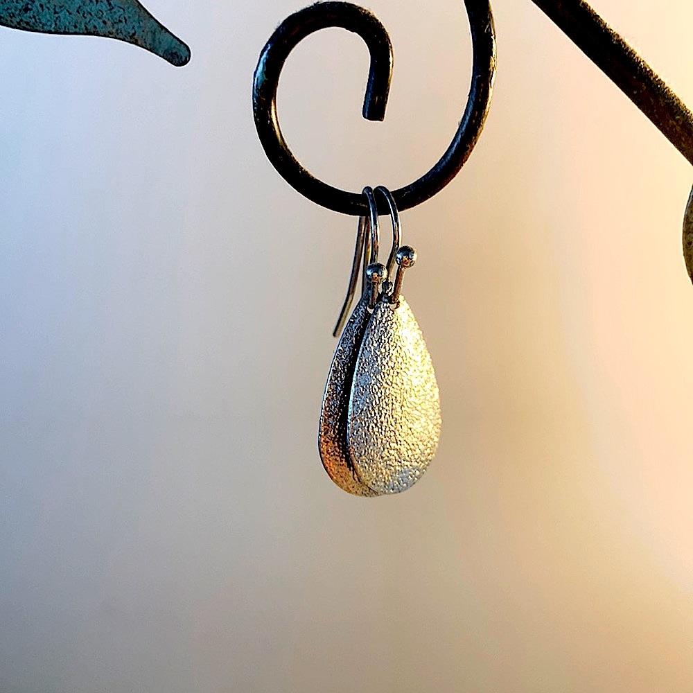 ✨Free with purchase✨: Oval sparkle earrings